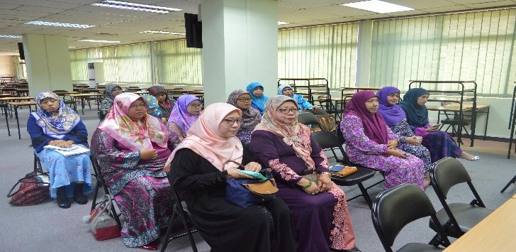 Pegawai Penghubung yang hadir mendengarkan taklimat tersebut.jpg